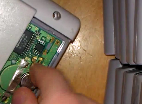 Simple For Replacing Game Boy Batteries While Retaining Game | Hackaday