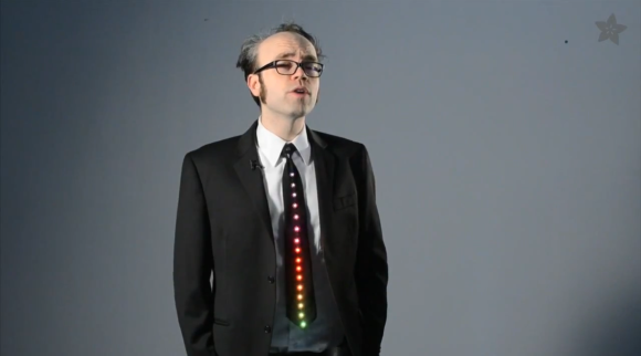 geeky-tie-uses-animated-leds