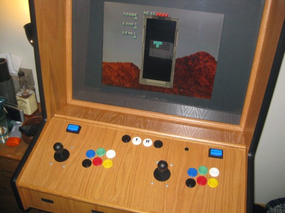 Retro Arcade Machine Keeps the Classics
