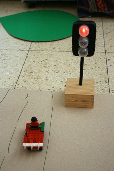 Stop Light For HotWheels | Hackaday