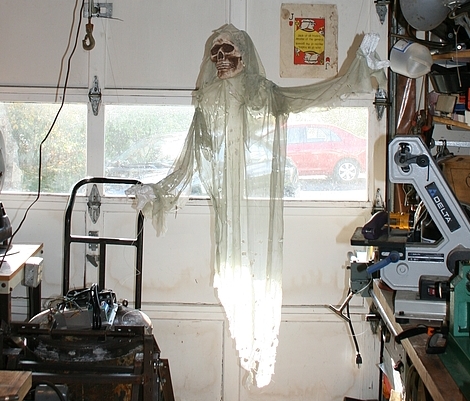 Halloween Props: Flying Crank Ghost | Hackaday