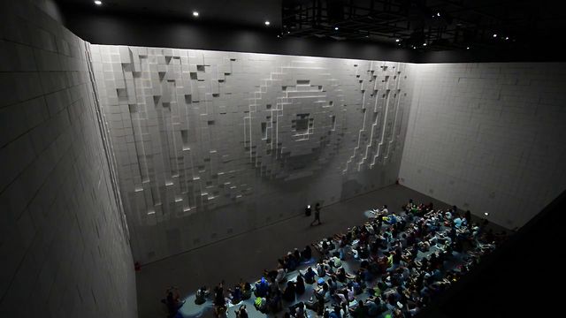 Thousands Of Physical Pixels Turn These Walls Into A Huge Display ...