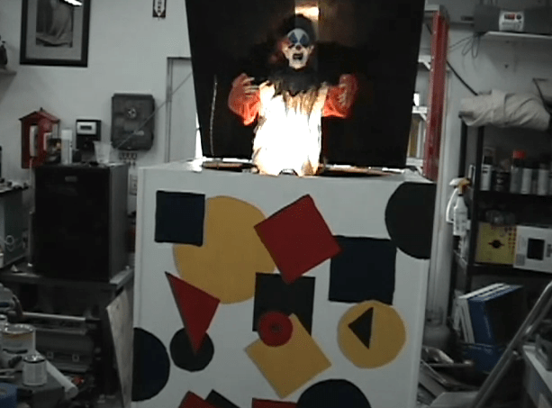 Halloween Props Ghoul In The Box Puts On A Pretty Good Show Hackaday