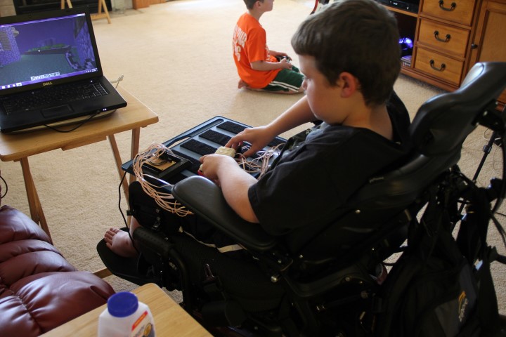 Дополнительная программа для детей инвалидов. Людей с ограниченными возможностями компьютер. Компьютер для инвалидов. Ребенок инвалид за компьютером. Компьютеры для детей инвалидов.