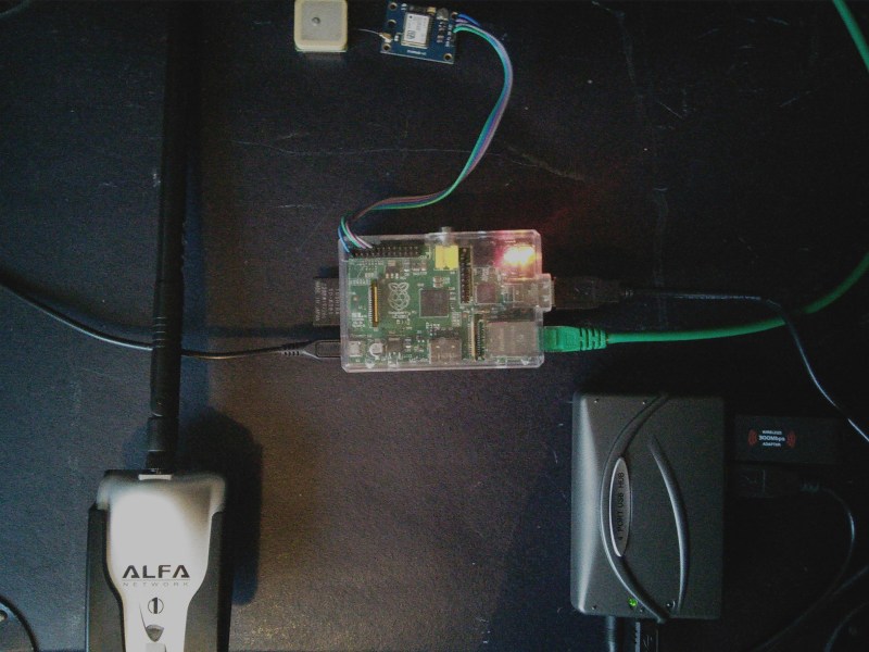 Raspi, GPS, USB hub and battery hooked together