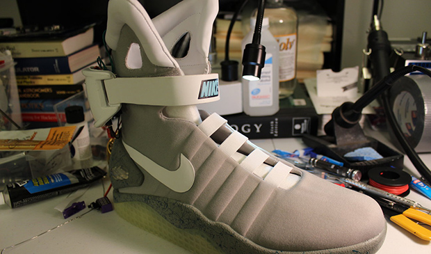 Ocho Cadera Asesino Nikes With Power Laces, Just In Time For Next Year | Hackaday