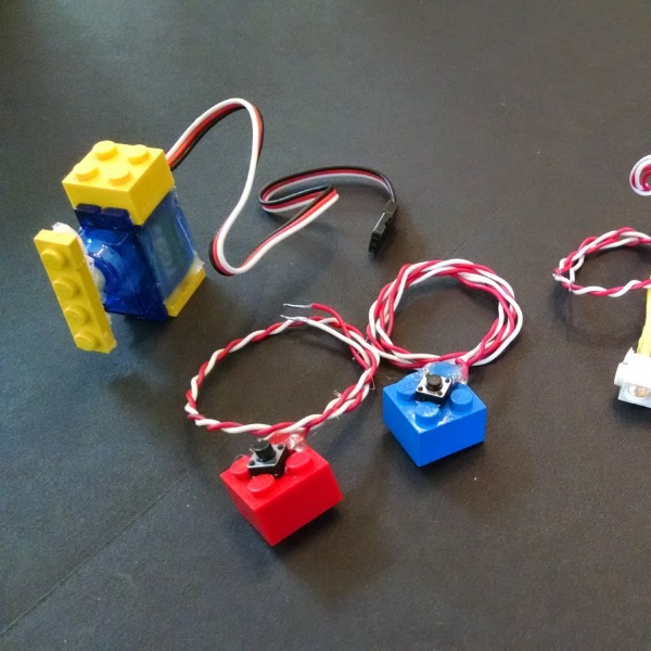 “Bricking” Microcontrollers In LEGO Motivates Young Programmers | Hackaday
