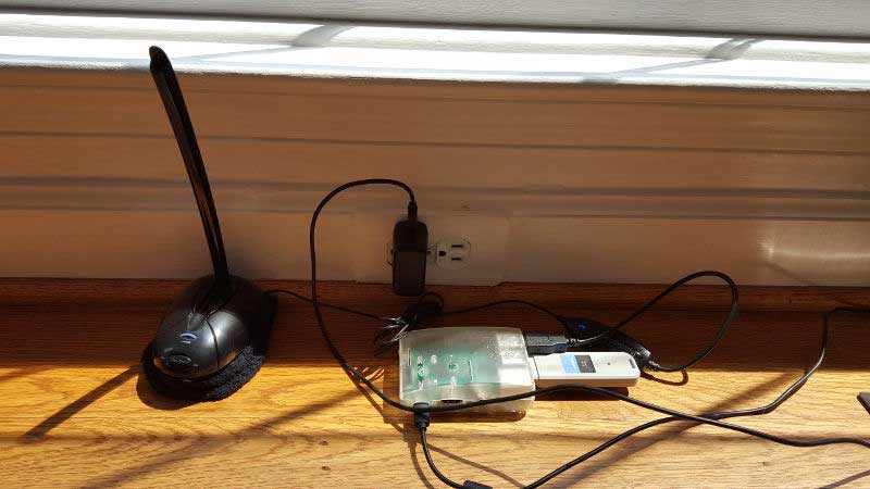 The setup used by [Oliver] to capture the barks: a USB microphone, Raspberry Pi and WiFi USB dongle.