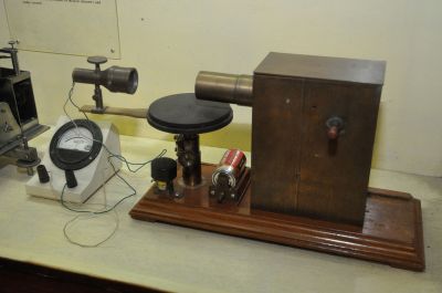 2048px-Microwave_Apparatus_-_Jagadish_Chandra_Bose_Museum_-_Bose_Institute_-_Kolkata_2011-07-26_4051