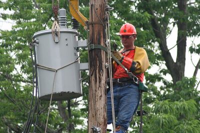 800px-Lineman_changing_transformer