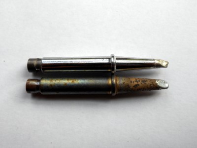 Two Weller Magnastat tips. Upper: brand-new unused tip, lower: 25-year-old tip with failed magnet.
