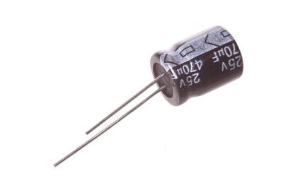 A typical small aluminium electrolytic capacitor. By oomlout [CC BY-SA 2.0 ], via Wikimedia Commons