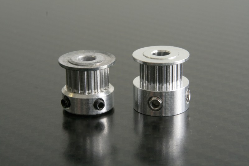 Eccentric, wobbly, low-quality GT2 pulley with backlash (left) / high-quality GT2 pulley (right)