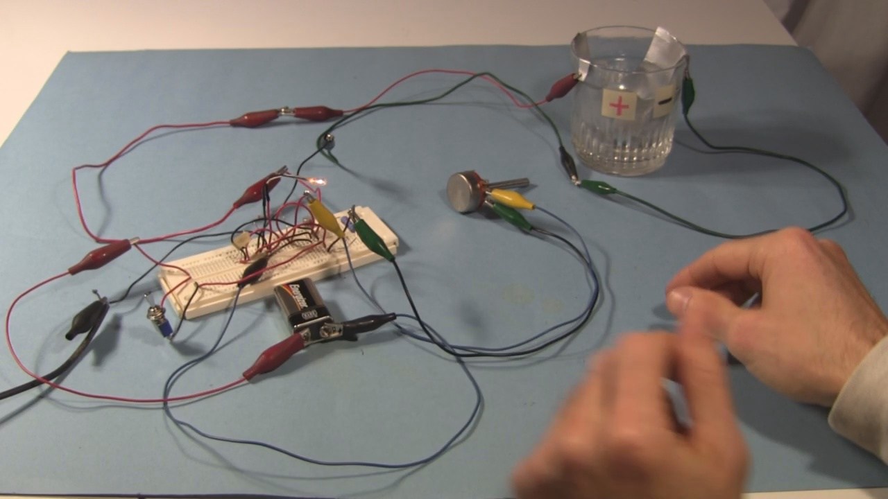 Flasher Circuit With DIY Electrolytic Capacitor | Hackaday