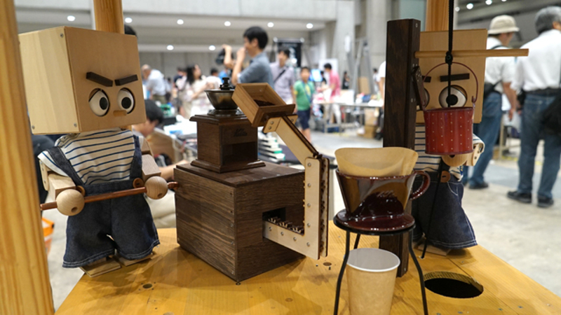 Cute But Serious-Faced Automata Produce A Pour Over | Hackaday