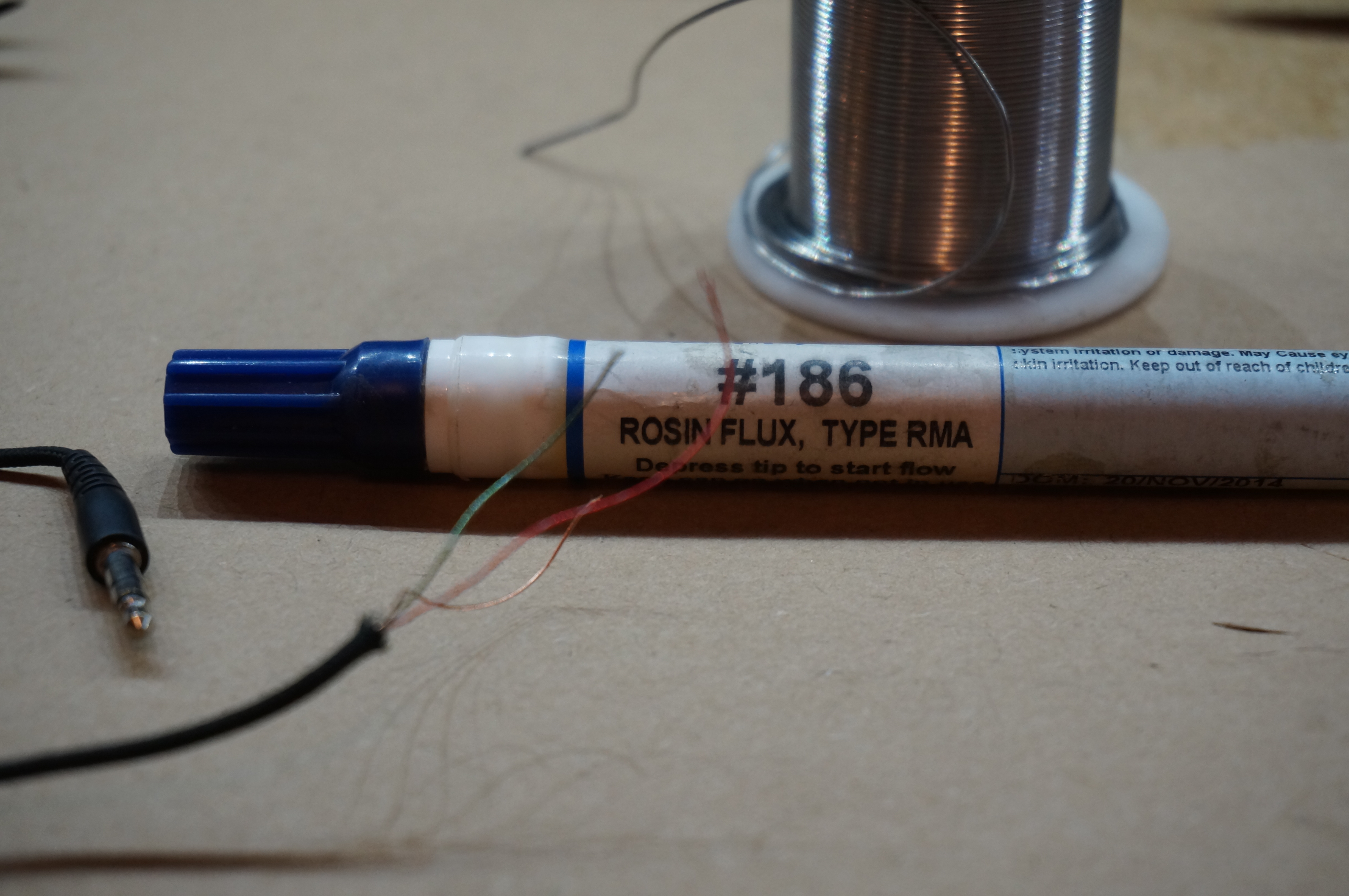 Soldering 2025 earphone wires