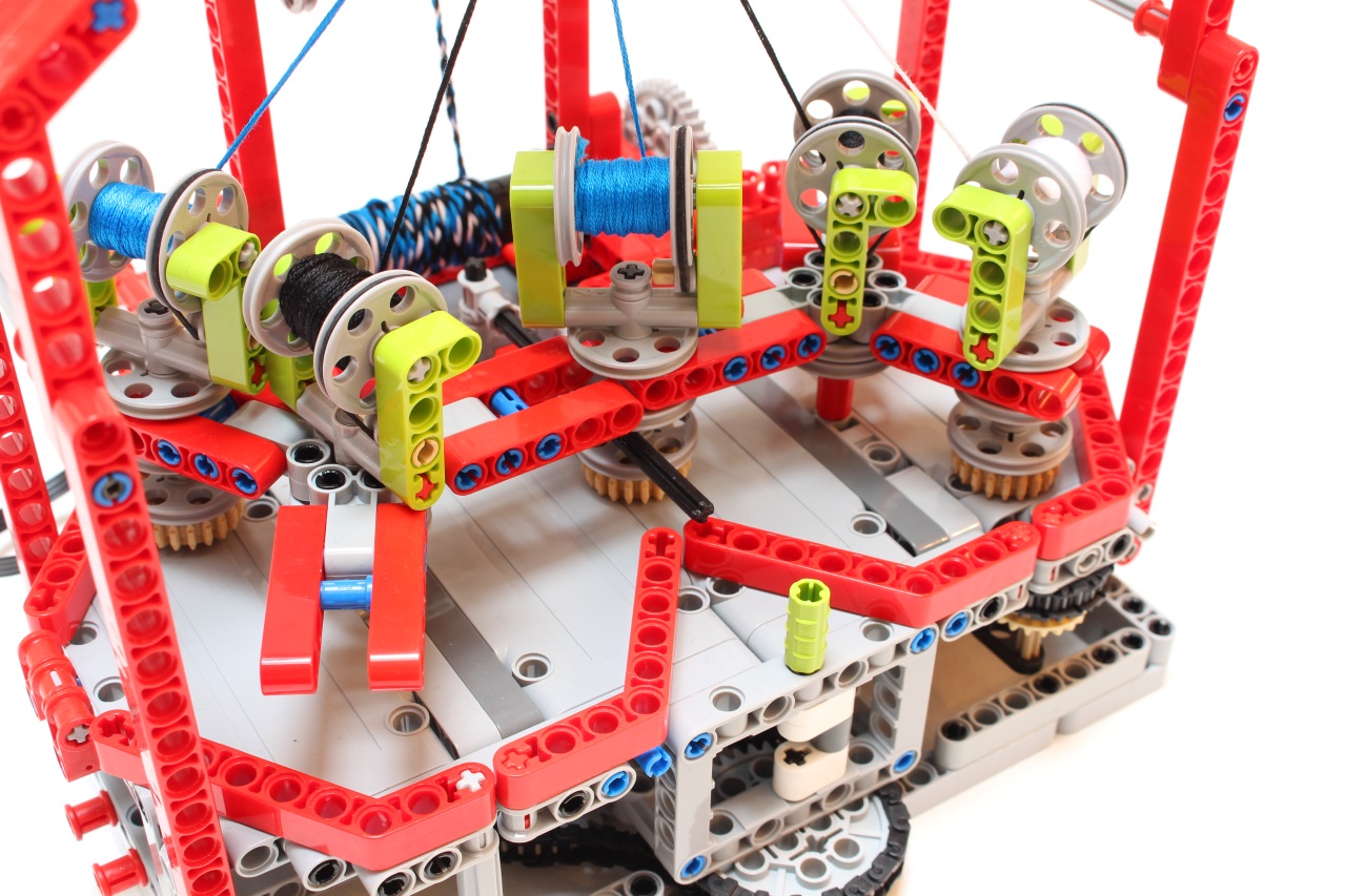LEGO Technics Machine Produces True Rope | Hackaday