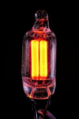 600px-ac_powered_ne-2_type_neon_lamp_close-up