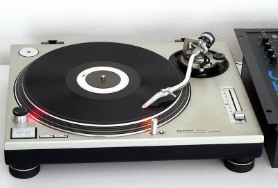 The legendary Technics SL1200 direct-drive turntable, as used by countless DJs. Dydric [CC BY-SA 2.5)], via Wikimedia Commons.