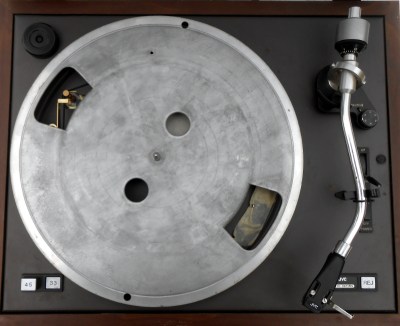 A substantial aluminium platter on a belt drive turntable, with its mat removed.