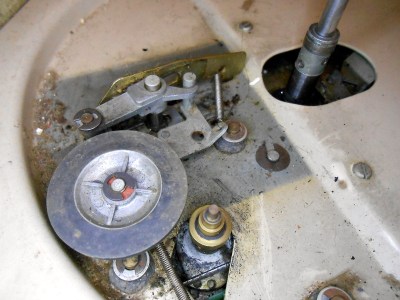 Jockey wheel drive on an ancient and rather grubby 1950s turntable.