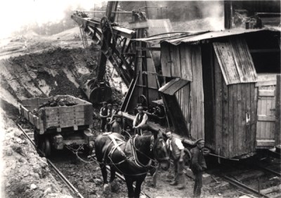 A Ruston steam navvy excavating near Wembley, London. S.W.A.Newton/Leicestershire County Council (Fair use)