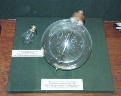 Light bulb with tungsten thread from the first domestic series (right) and carbon fibers bulb (right)
