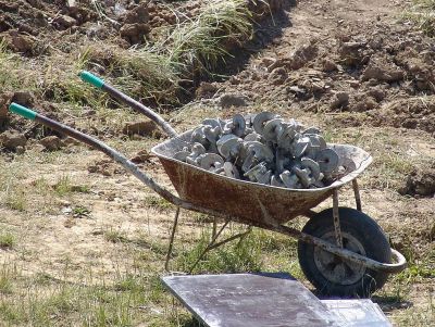 A typical wheelbarrow, as a European or American might know it. Hyena (Public domain).