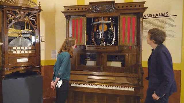 Fun Fact: The Fontaine gem shop houses what is IRL a 1914 self-playing  Piano and Violin Orchestrion called The Hupfeld Phonoliszt Violina. :  r/Genshin_Impact