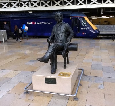 A modern [Brunel] statue at the GWR Paddington terminus.
