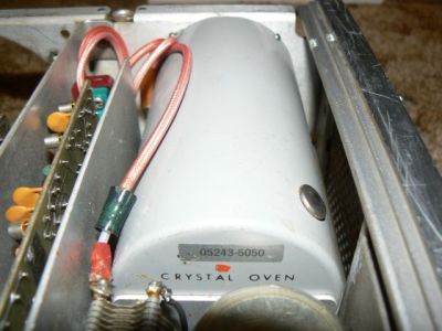 A crystal oven installed in a Hewlett-Packard frequency counter. Yngvarr [CC BY-SA 3.0].