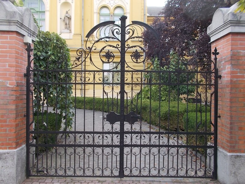 A fine set of wrought iron gates, that might even be wrought iron, in this case. Globetrotter19 [CC BY-SA 3.0].