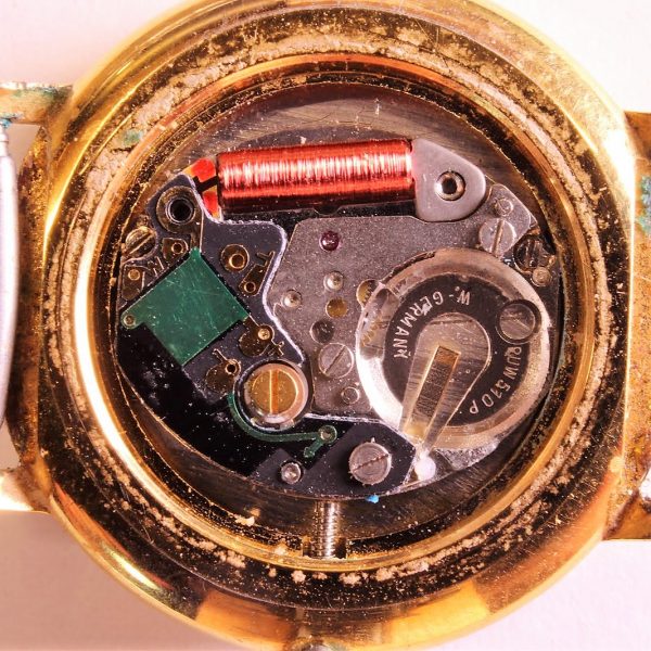 Dive Inside This Old Quartz Watch Hackaday