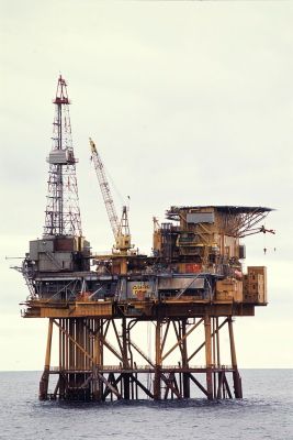 A miracle of 1970s technology: a platform of the Frigg gas field in the Norwegian part of the North Sea. Knudsens Fotosenter / DEXTRA Photo [CC BY 4.0]