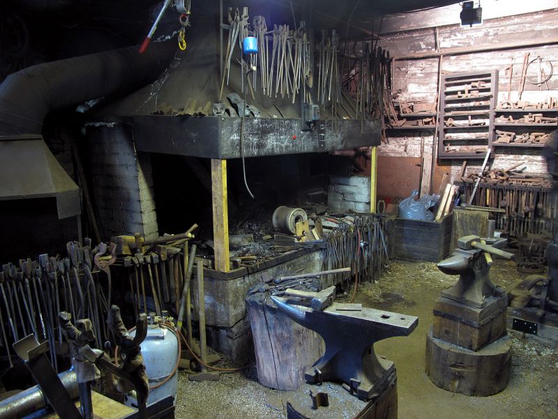 A well-equipped forge, that of Finnish blacksmith Jesse Sipola. Wasapl [CC BY-SA 3.0].