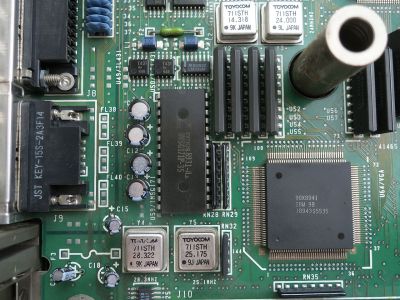 An Inmos RAMDAC (the 28-pin DIP) on the motherboard of a 1989 IBM PS/55. Darklanlan [CC BY 4.0]