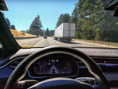 A drivers-eye view of a Tesla Model X in Autopilot. Ian Maddox [CC BY-SA 4.0]