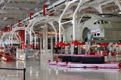 Teslas on the production line in Fremont. Maurizio Pesce [CC BY 2.0].