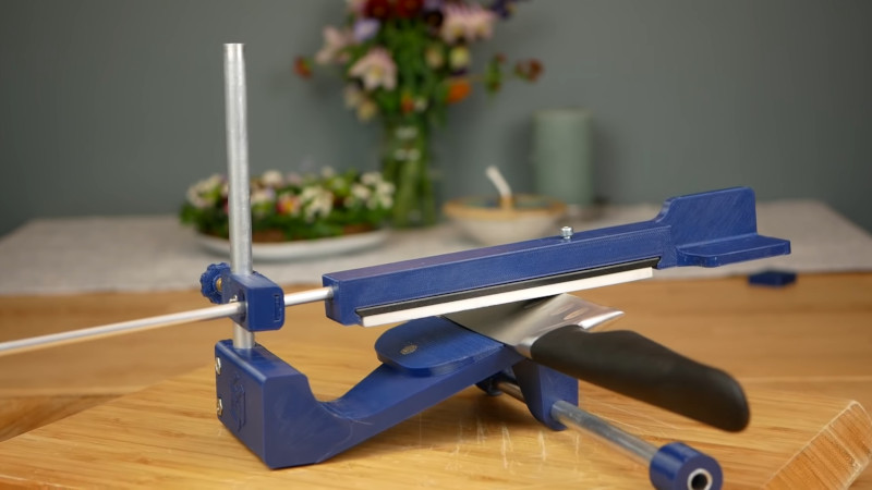 3D Printed Knife Sharpening Tool Makes The Job Easy