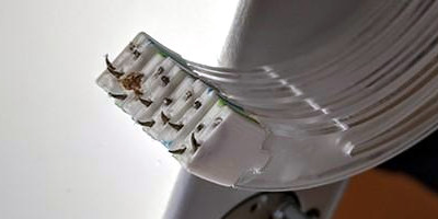 Fish hooks embedded in 3D-printed robot feet