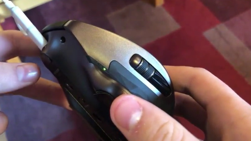 how to change battery in logitech mouse