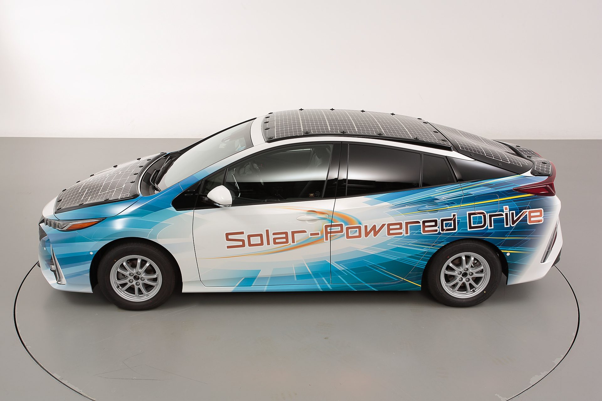 Using Super-Efficient Solar Cells To Keep Your Electric Car’s Battery