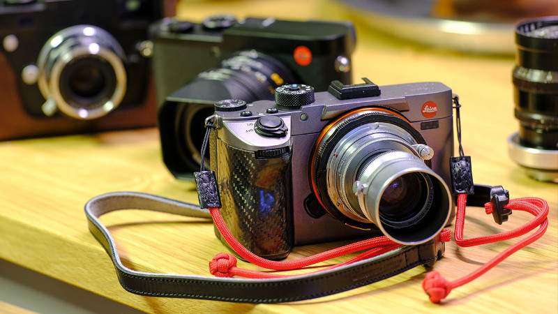 Compatible with Leica R9 M Monochrom & D-Lux 5 Titanium DURAGADGET Ultra-Fine Lens Brush Cleaner with Tip Cap 