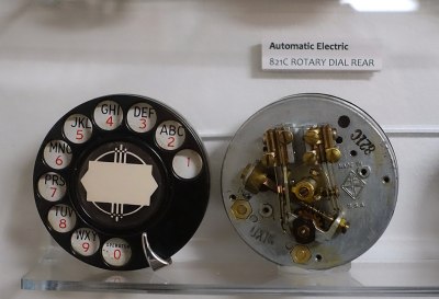 A telephone dial, front and rear. Daderot [CC0]