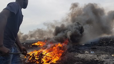 Burning cables to recover copper, Accra, Ghana. Muntaka Chasant [CC BY-SA 4.0]