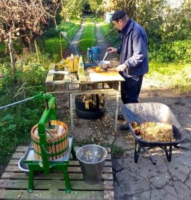 CIdermaking, chez List. Natural yeast ciders can be tricky to get right, so I usually cheat and add a champagne yeast culture.