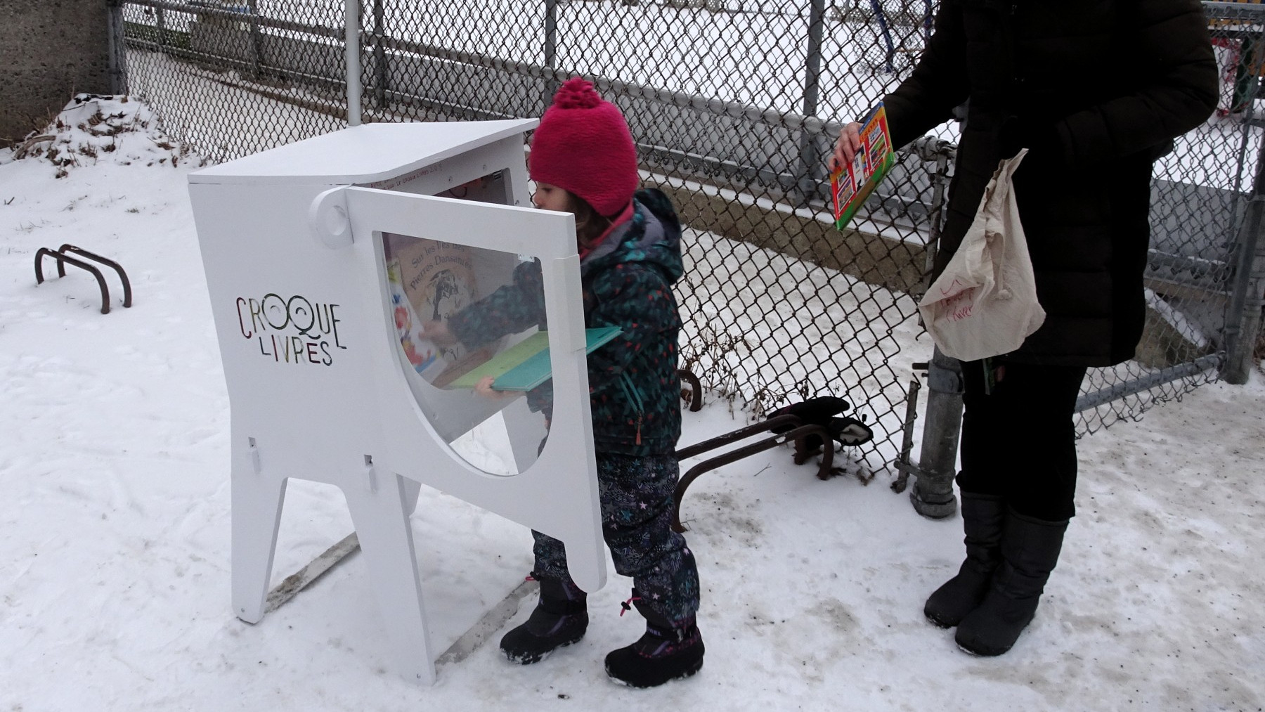 Reading is big in Québec, and [pepelepoisson]’s young children have access to a free mini library nook that had seen better days and was in dire ne