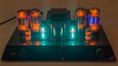 The warm glow of a tube amplifier lends credibility to an audiophile set-up. Hannes Grobe / CC BY-SA 4.0