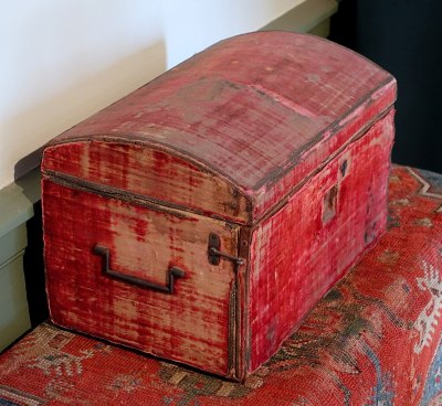 This late-17th-century dressing box would not be of such value or interest were a restoration to strip it of its patina. Daderot, CC0.