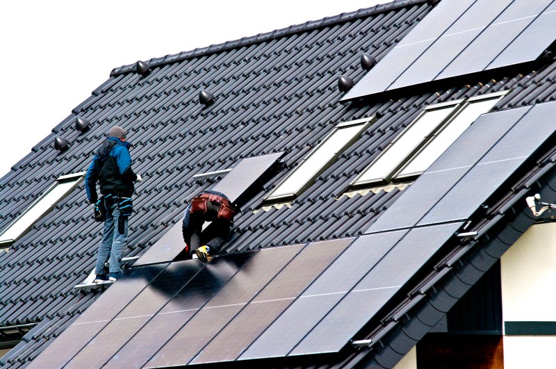 solar-panel-roof-installation-featured.jpg?w=800